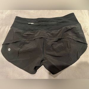 Lululemon black mid rise speed up shorts size 0 length 2.5”